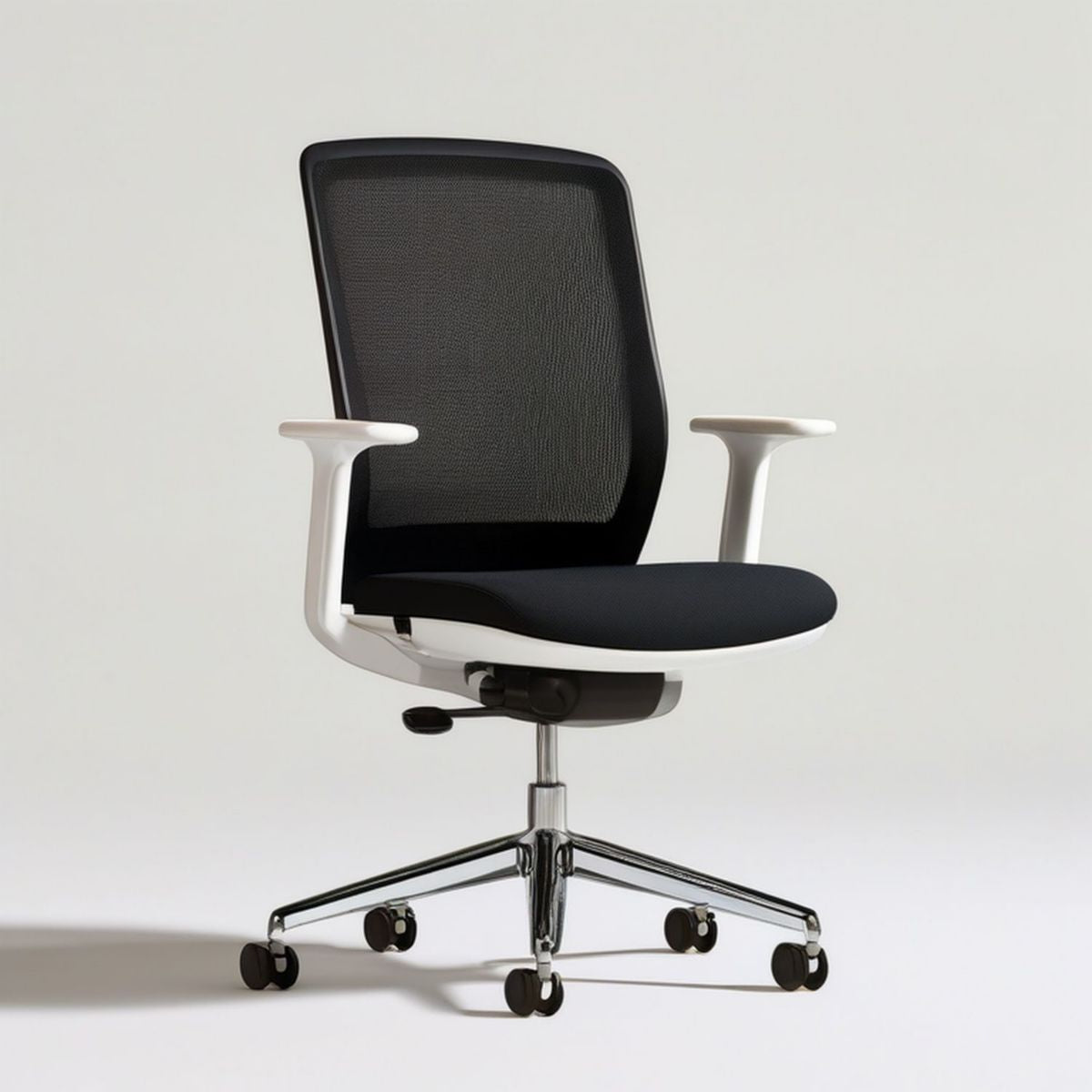 Ergonomischer Drehstuhl mit Netzrückenlehne und Armlehnen, Schwarz/Weiss/Silber, 65 x 65 x 98–108 cm